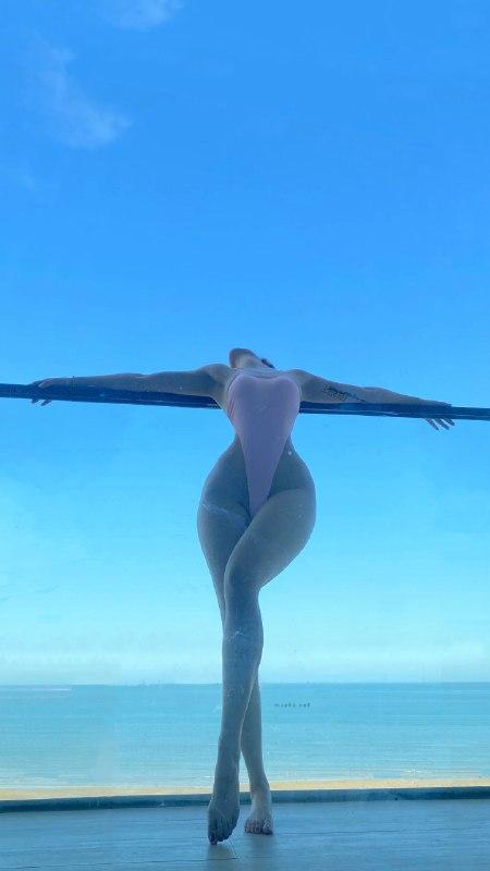 俏妞qiaoniuTT – 后面只有两根带子的比基尼【19P】